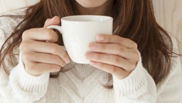 コーヒーカップの持ち方は カップの置き方や取っ手の向きなど飲み方のマナーを解説 Everyday Life