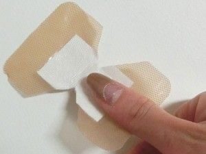 指先の絆創膏の貼り方 爪が割れた場合はどのように絆創膏を張るのがいい Everyday Life